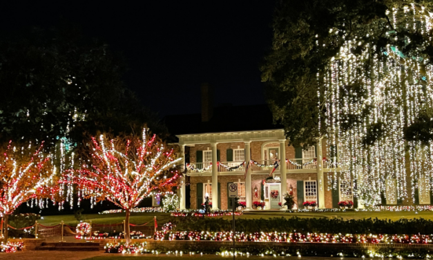 Christmas Lights in River Oaks, Houston – 2021 Guide For Best Times To Visit, Map, Tours & More!