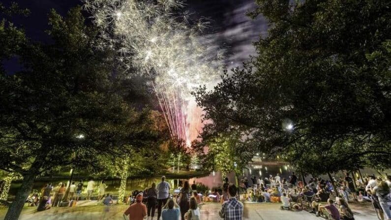 Memorial Day Events in Houston 2023 - Woodlands Memorial Fireworks Show