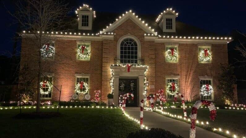 Tanglewood Christmas Lights Houston - This house is so lit!