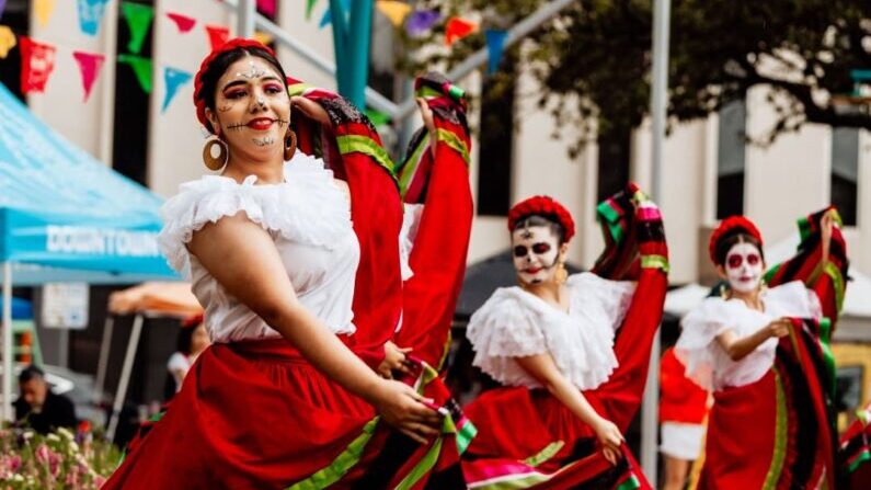 Día de Los Muertos Houston: Best 2025 Events & Parade 7 Dia de los Muertos Houston - Una Noche en Market Square Park