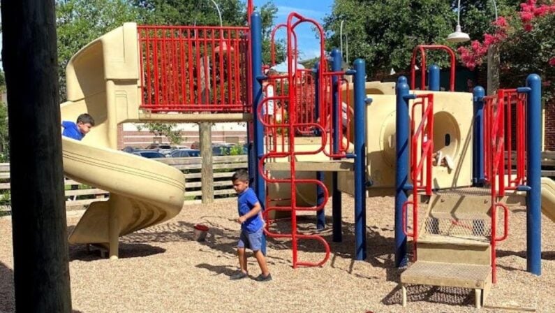 Restaurants with Playgrounds Houston: Fun Kid-friendly Dining for Families! 4 Restaurants with Playgrounds Houston - Sam's Boat (Pearland)