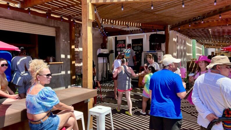 Restaurants with Patios in Galveston - Playground Patio Bar & Grill