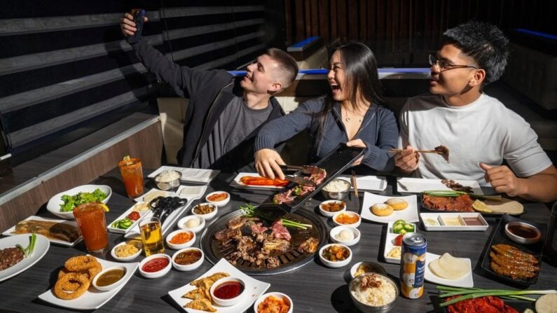 10 Best Korean BBQ Houston Spots: AYCE, Charcoal & Date Night 3 Best Korean BBQ Houston Spots - Gen Korean BBQ House