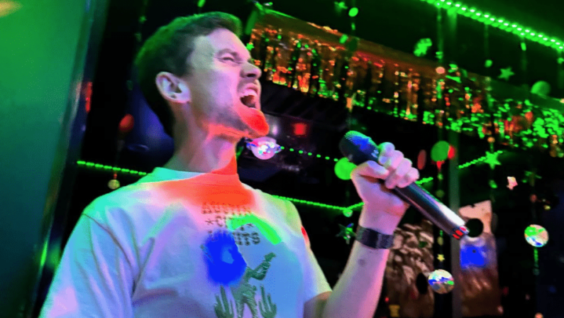 Best Karaoke Bars in Houston for High-Energy Weekend Fun 3 Karaoke Bars Houston - Bar.Kor.D