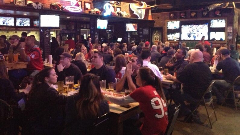 Best Houston Sports Bars for College Football Kickoff Weekend 2 Houston Sports Bars - T-Bone’s Sports Pub